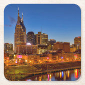 夕暮れ時の街のスカイラインの眺め スクエアペーパーコースター (正面)