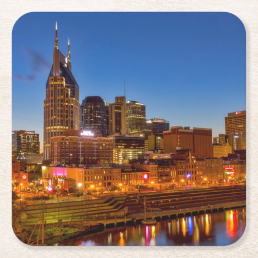 夕暮れ時の街のスカイラインの眺め スクエアペーパーコースター (正面)