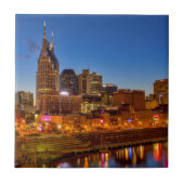 夕暮れ時の街のスカイラインの眺め タイル (正面)