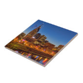 夕暮れ時の街のスカイラインの眺め タイル (側面)