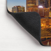 夕暮れ時の街のスカイラインの眺め マウスパッド (コーナー)