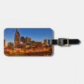 夕暮れ時の街のスカイラインの眺め ラゲッジタグ (正面横)