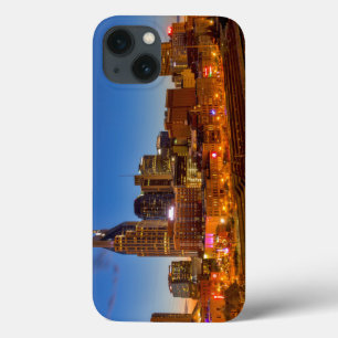 夕暮れ時の街のスカイラインの眺め iPhone 13ケース