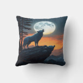 夕暮れ時の野生のオオカミの月光の鳴き声 クッション (裏面)