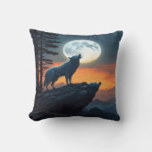 夕暮れ時の野生のオオカミの月光の鳴き声 クッション (正面)