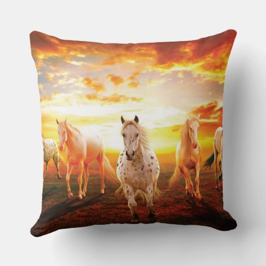 夕暮れ時の馬 クッション (裏面)