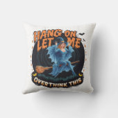 夕暮れ飛んでいるに不気味なカボチャのパッチの上で魔女 クッション (裏面)