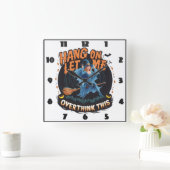 夕暮れ飛んでいるに不気味なカボチャのパッチの上で魔女 スクエア壁時計 (ホーム)