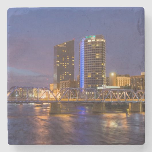 夕暮れ、グランド川のスカイライン ストーンコースター (正面)