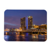 夕暮れ、グランド川のスカイライン マグネット (横)