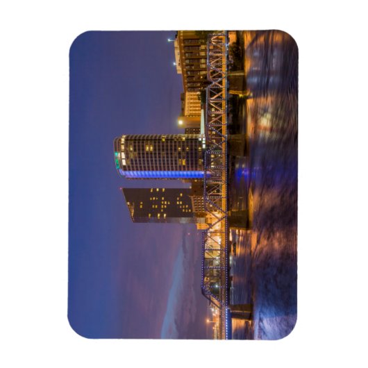 夕暮れ、グランド川のスカイライン マグネット (縦)