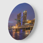 夕暮れ、グランド川のスカイライン ラージ壁時計 (傾斜)