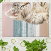 夕焼けでストライプのビーチに座る可愛い猫 キッチンタオル (折り畳み)