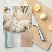 夕焼けでストライプのビーチに座る可愛い猫 キッチンタオル (四つ折り)