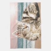 夕焼けでストライプのビーチに座る可愛い猫 キッチンタオル (縦)