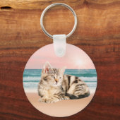 夕焼けでストライプのビーチに座る可愛い猫 キーホルダー (正面)