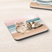 夕焼けでストライプのビーチに座る可愛い猫 コースター (左側)