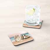 夕焼けでストライプのビーチに座る可愛い猫 コースター (右側)