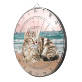 夕焼けでストライプのビーチに座る可愛い猫 ダーツボード (正面右)