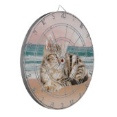 夕焼けでストライプのビーチに座る可愛い猫 ダーツボード (正面左)