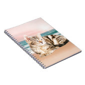 夕焼けでストライプのビーチに座る可愛い猫 ノートブック (右側)