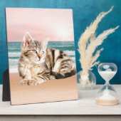 夕焼けでストライプのビーチに座る可愛い猫 フォトプラーク (側面)