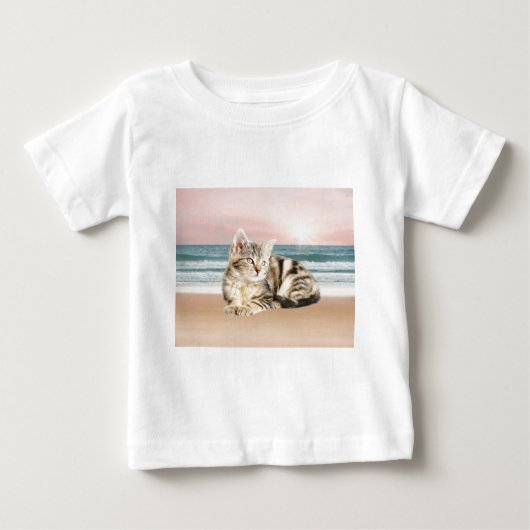 夕焼けでストライプのビーチに座る可愛い猫 ベビーTシャツ (正面)