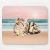 夕焼けでストライプのビーチに座る可愛い猫 マウスパッド (正面)