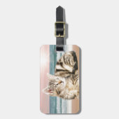 夕焼けでストライプのビーチに座る可愛い猫 ラゲッジタグ (正面縦)