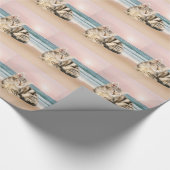 夕焼けでストライプのビーチに座る可愛い猫 ラッピングペーパー (角)