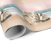 夕焼けでストライプのビーチに座る可愛い猫 ラッピングペーパー (ロールコーナー)