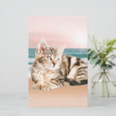 夕焼けでストライプのビーチに座る可愛い猫 便箋 (スタンド正面)