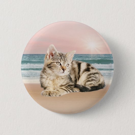夕焼けでストライプのビーチに座る可愛い猫 缶バッジ (正面)