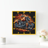 夕焼けに燃え上がる炎のオートバイ スクエア壁時計 (ホーム)