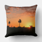 夕焼けに鳥の群れがある装飾用クッション クッション (裏面)