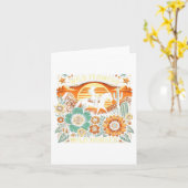 夕焼けのカウガールが野生の花の中で馬に乗る - ワイルドホ カード (黄色い花)