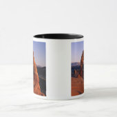 夕焼けの繊細なアーチ、雪に覆われたラ マグカップ (中央)