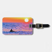 夕焼けの荷物を見ている男 ラゲッジタグ (正面横)