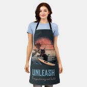 夕焼け波に乗る猫 エプロン (着用した状態)