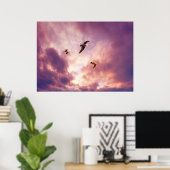 夕焼け飛んでいるの空のカモメ ポスター (ホームオフィス)