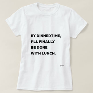 夕食の時間には、やっとランチが終わる ママ Tシャツ