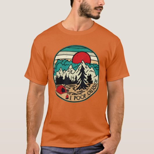 外でうんちするマン キャンプ おもしろグッズ 面白い Tシャツ (正面)