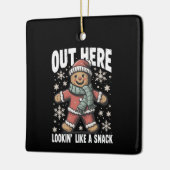 外ではスナックのジンジャーブレッドのクリスマスのように見える セラミックオーナメント (左)