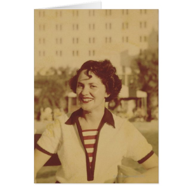 外で坐っている女性 (正面)