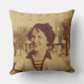 外で坐っている女性 クッション (裏面)