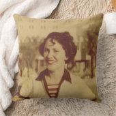 外で坐っている女性 クッション (ブランケット)