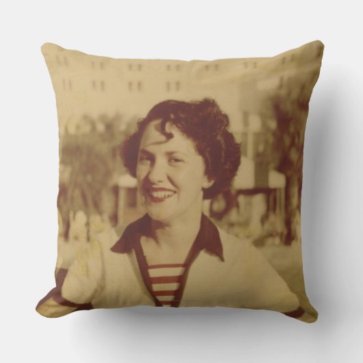 外で坐っている女性 クッション (正面)