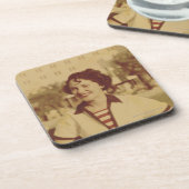 外で坐っている女性 コースター (左側)