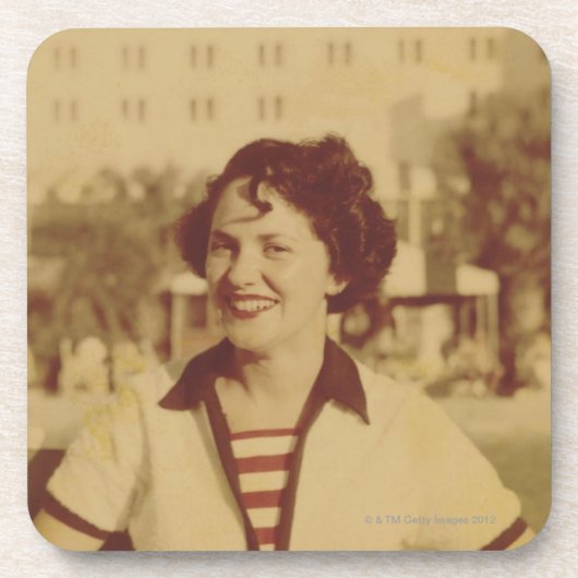 外で坐っている女性 コースター (正面)