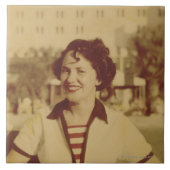 外で坐っている女性 タイル (正面)